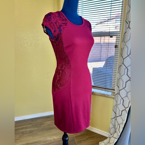 EUC Juniors' IZ Byer Wine Lace Bodycon Dress - Picture 3 of 15